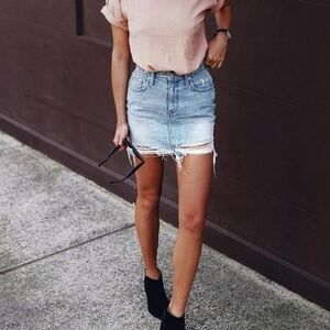 LOVERS + FRIENDS DENIM DISTRESSED ELIJAH MINI SKIRT IN CAMPO SIZE 26
